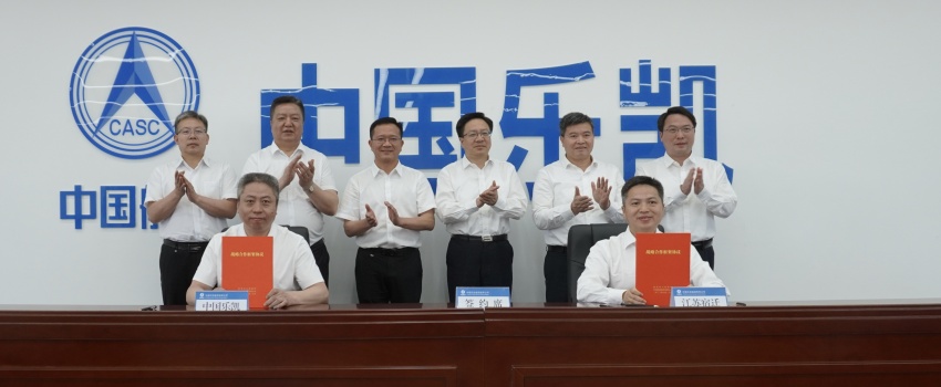 中國樂凱與宿遷市簽訂合作協(xié)議 侯景濱、李東會(huì)見宿遷市委書記陳忠偉并共同見證簽約